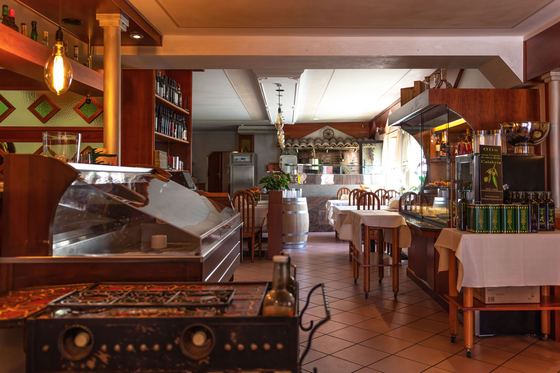 Blick durch den Gastraum des Ristorante San Remo mit Theke und Pizzaofen