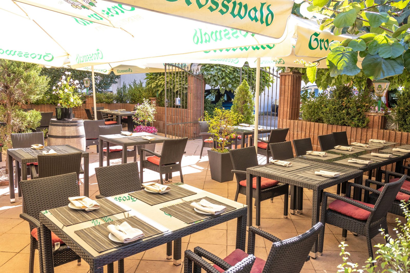 Biergarten des Ristorante San Remo mit gedeckten Tischen